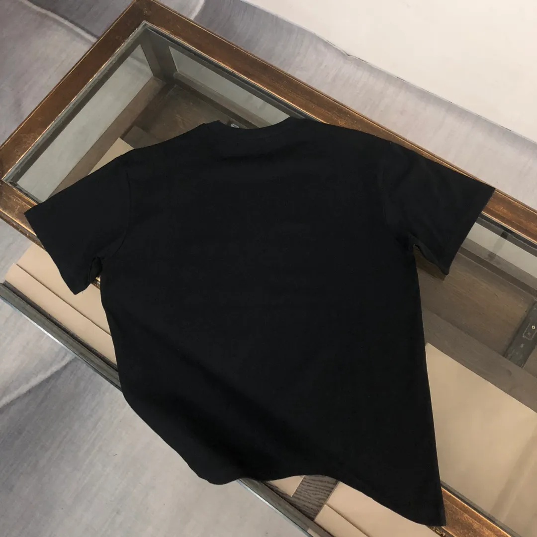P180 Stone Island 2025 latest T-shirt, couple style ~ Original order, fashionable and casual short T-shirt, specially made of customized cotton fabric ~ Cotton T-shirt ~ Pre-washed to prevent deformation and shrinkage problem, more comfortable and breathable on the body ~ All available from stock ~ Unique design style, trendy must-have item, complete with three standards 👍 Color: black/white Size: S M L XL (larger version, please indicate your height and weight when placing an order)